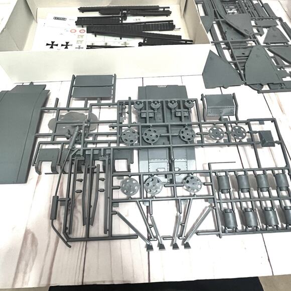 Emhar MkIV Female WWI Heavy Battle Tank Plastic Model Kit 1:35 EM4002 Imcomplete - Picture 9 of 11